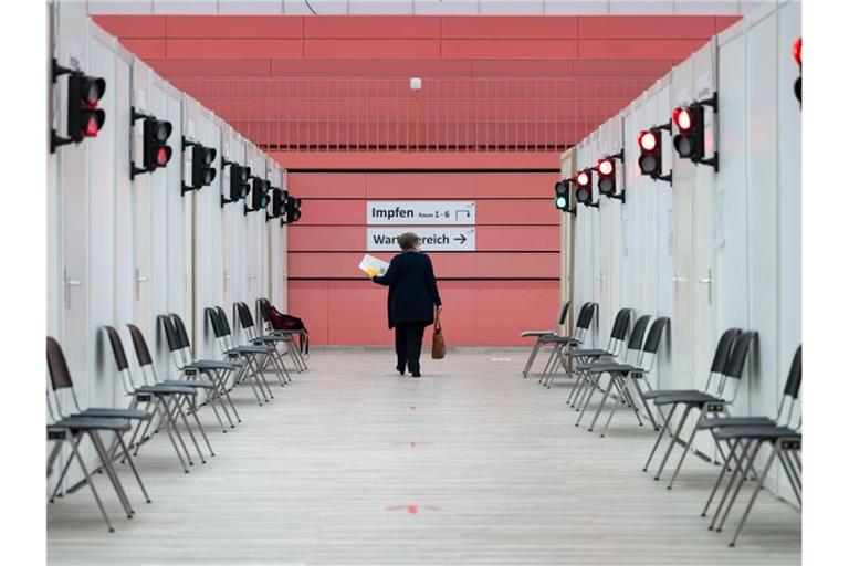Eine Besucherin des Tübinger Impfzentrums geht zur Impfung. Foto: Marijan Murat/dpa
