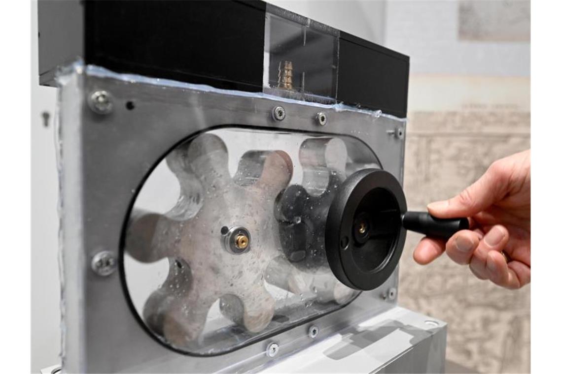Unterschätztes Genie: Ausstellung über Johannes Kepler Eine Besucherin dreht im Haus der Wirtschaft an einem Nachbau einer Keplerschen Wasserpumpe. Foto: Bernd Weißbrod/dpa