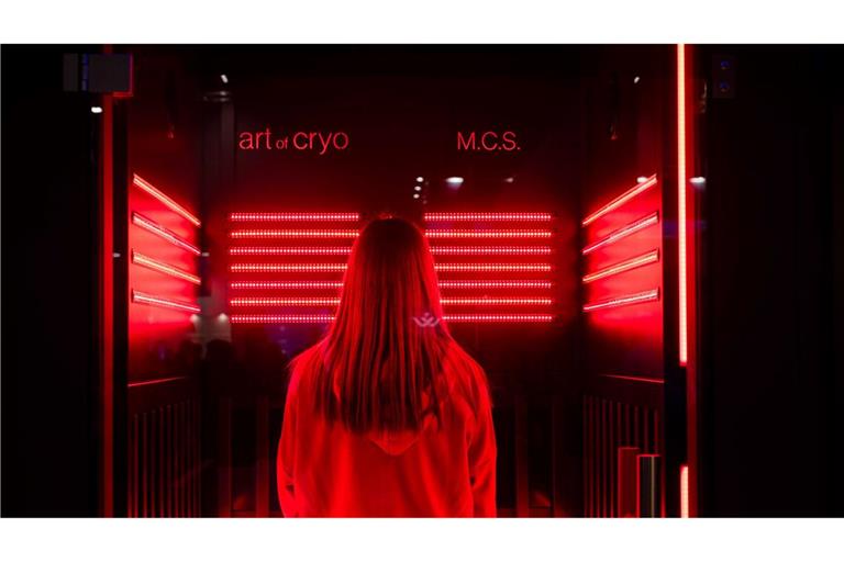 Eine Besucherin testet das Multi-Cryo-Hacking System auf der Fitnessmesse Fibo.