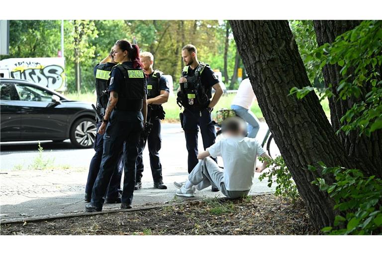 Eine Betreuerin wurde laut Feuerwehr schwer verletzt.