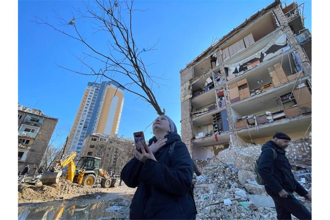 Krieg in der Ukraine: Das ist die aktuelle Lage Eine Bewohnerin bricht vor den Trümmern eines beschädigten Wohnhauses in Kiew in Tränen aus. Foto: Daniel Ceng Shou-Yi/ZUMA Press Wire/dpa