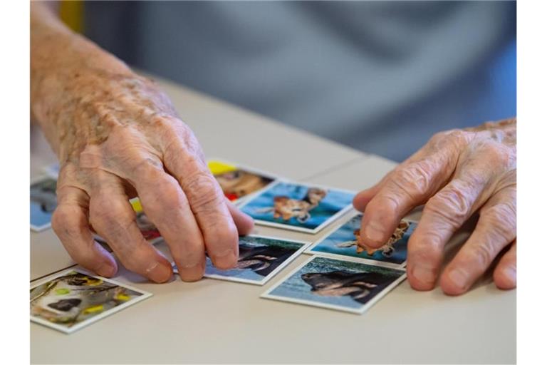 Eine Bewohnerin einer Pflegestation spielt „Memory“. Foto: Sven Hoppe/dpa