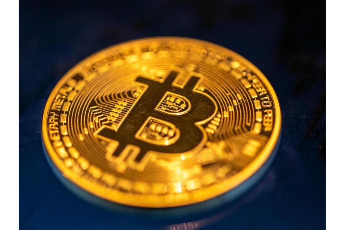 EU plant Sanktionen zu Kryptowährungen gegen Russland Eine Bitcoin-Münze liegt auf einem Bildschirm. Foto: Fernando Gutierrez-Juarez/dpa-Zentralbild/dpa