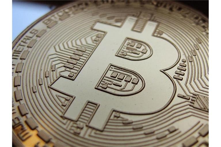 Eine Bitcoinmünze. Der Bitcoin ist die älteste und bekannteste Digitalwährung. Foto: Ina Fassbender