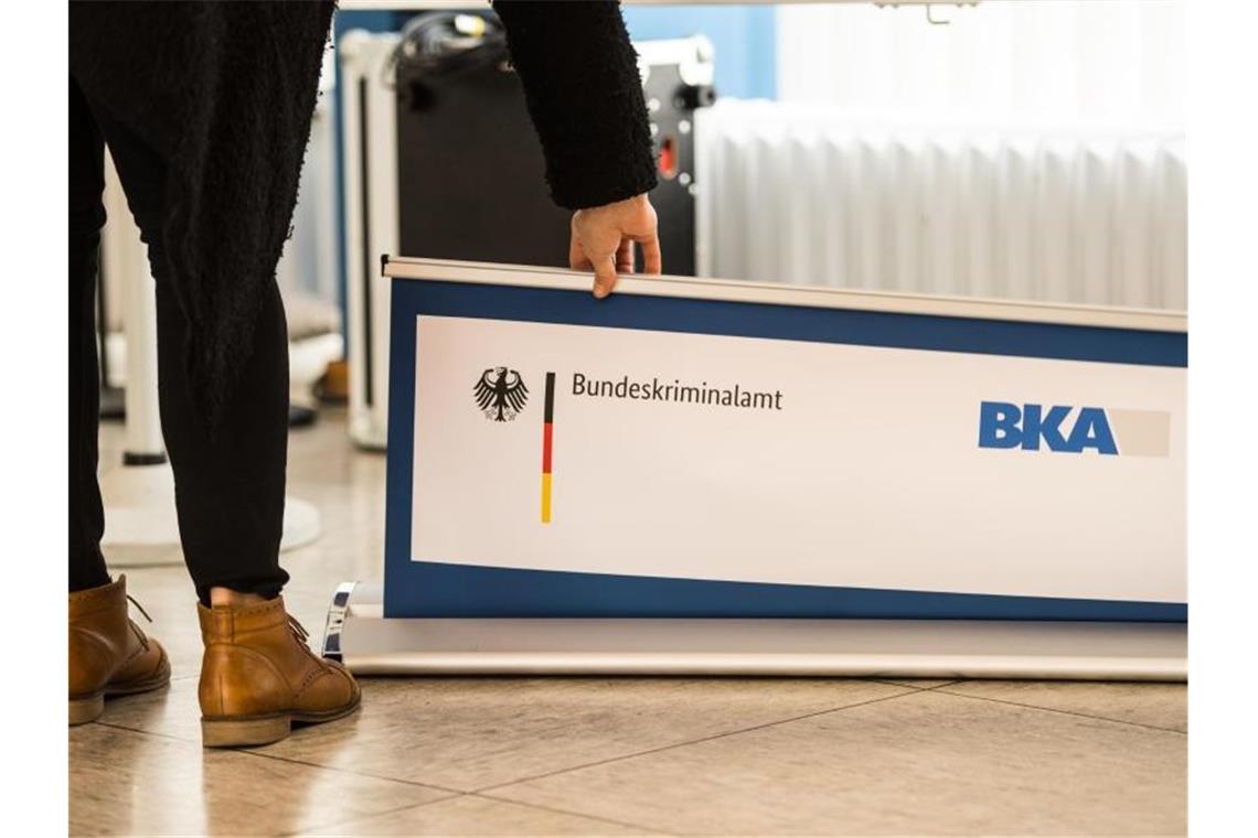 Ermittlungen zu Hass im Netz in neun Bundesländern Eine BKA-Mitarbeiterin lässt das „Rollup“ herunter. Foto: Andreas Arnold/dpa/Archivbild