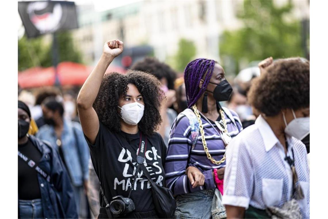 Studie: Ausland sieht Rassismus in Deutschland mit Sorge Eine Black-Lives-Matter-Demo in Berlin. Im Ausland wird Rassismus in Deutschland als Problem wahrgenommen. Foto: Fabian Sommer/dpa/Archivbild