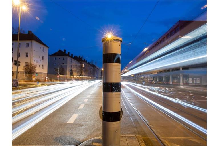 Eine Blitzsäule mit kombinierter Überwachung von Rotlicht und Geschwindigkeit an einer Ampelkreuzung. Foto: Daniel Karmann/dpa