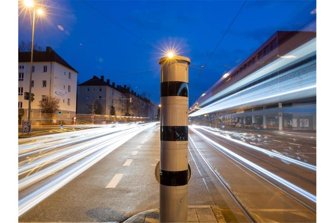 Eine Blitzsäule (PoliScan red+speed) mit kombinierter Überwachung von Rotlicht und Geschwindigkeit steht an einer Ampelkreuzung in der Nürnberger Innenstadt. Foto: Daniel Karmann/dpa