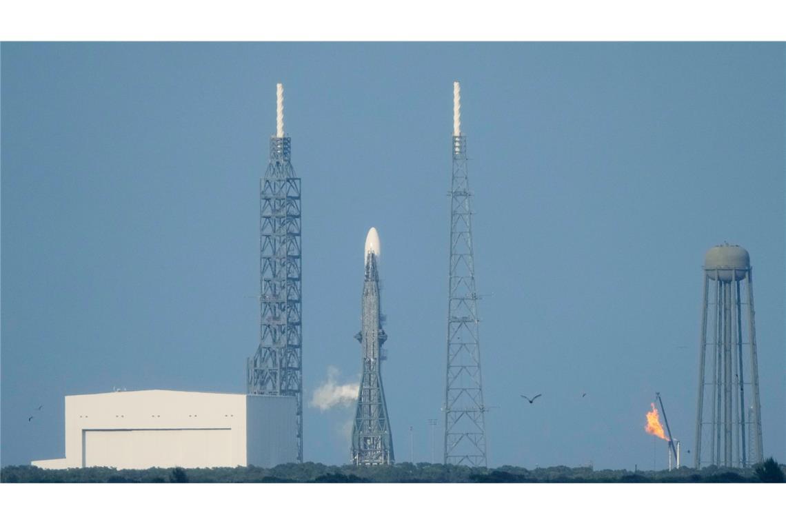 Eine Blue Origin New Glenn Rakete steht wenige Minuten vor der Start auf dem Launch Complex 36 bereit (Archivbild).