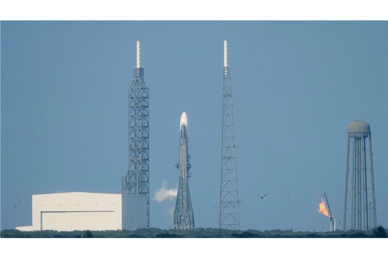Eine Blue Origin New Glenn Rakete steht wenige Minuten vor der Start auf dem Launch Complex 36 bereit (Archivbild).