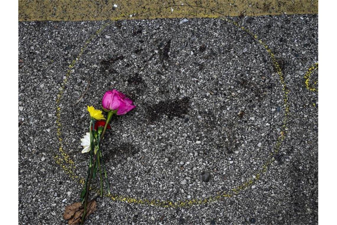 Eine Blume liegt am Tatort in der US-Stadt Kenosha, wo ein Demonstrant erschossen worden ist. Foto: Morry Gash/AP/dpa
