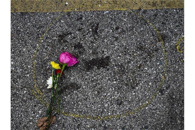 Eine Blume liegt am Tatort in der US-Stadt Kenosha, wo ein Demonstrant erschossen worden ist. Foto: Morry Gash/AP/dpa