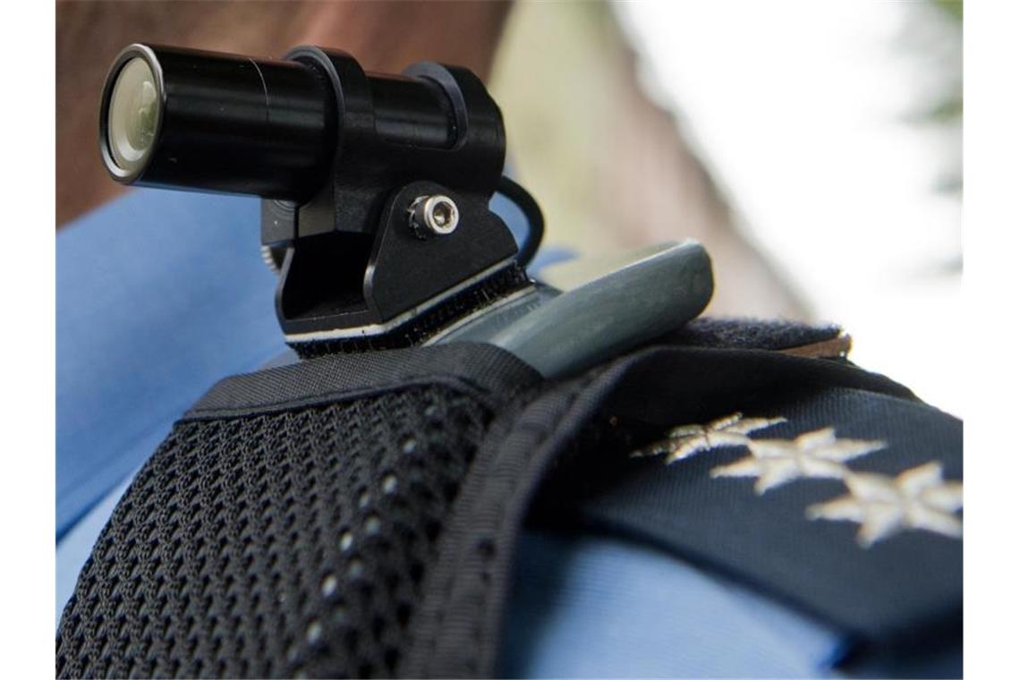 Eine „Bodycam“ auf der Schulter eines Polizisten. Foto: Boris Roessler/dpa/Archivbild