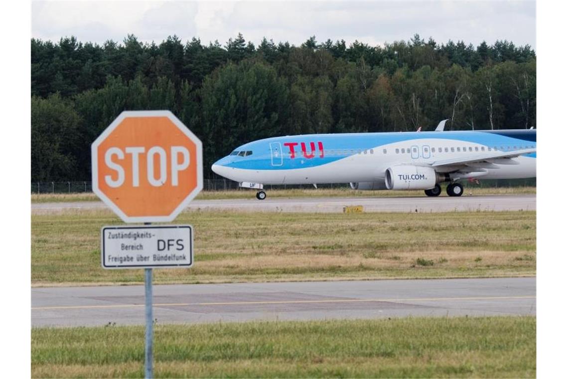 Eine Boeing 737-800 der Tuifly beim Start am Flughafen Hannover. Foto: Julian Stratenschulte/dpa