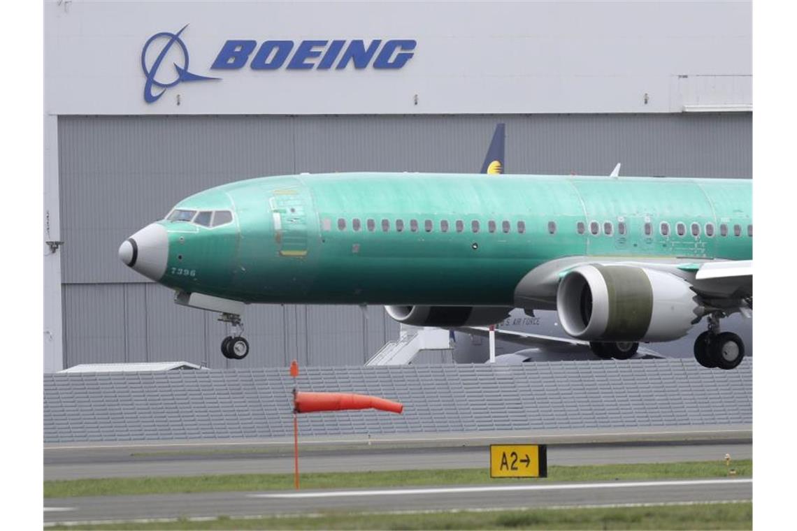Eine Boeing 737 Max 8 auf dem Boeing Field in Seattle. Im Januar verbuchte die Verkehrsflugzeugsparte des Konzerns keine einzige neue Bestellung. Foto: Ted S. Warren/AP/dpa