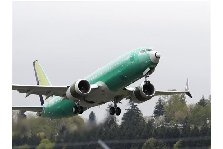 Eine Boeing 737 Max 8 bei einem Testflug. Der US-Flugzeughersteller Boeing hat bei der US-Luftaufsichtsbehörde FAA eingeräumt, möglicherweise fehlerhafte Teile in einem Teil seiner Flotte verbaut zu haben. Foto: Ted S. Warren/AP