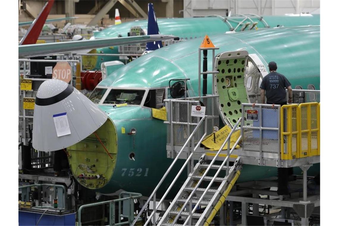 Eine Boeing 737 MAX 8 in der Montageanlage in Werk des Flugzeugbauers in Renton im US-Bundesstaat Washington. Foto: Ted S. Warren/AP/dpa