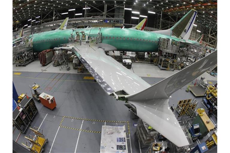 Eine Boeing 737 MAX 8 in einer Montagehalle in Renton (USA). Foto: Ted S. Warren/AP/dpa