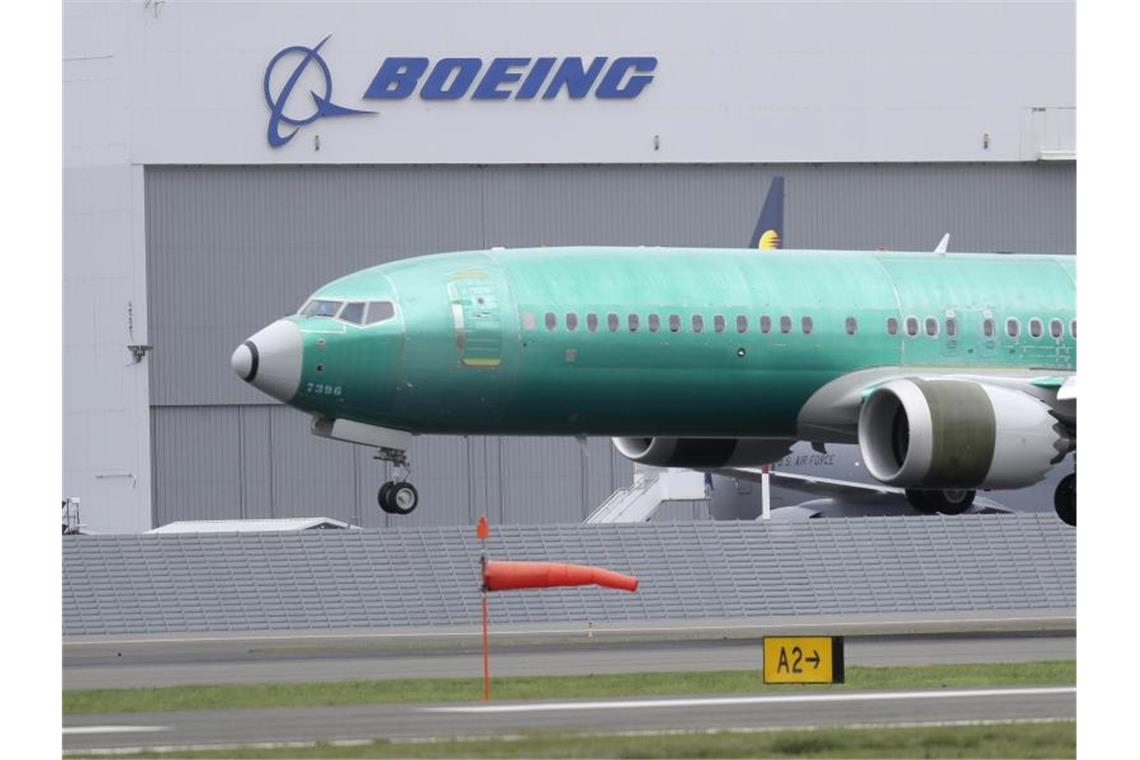 Eine Boeing 737 Max 8 landet nach einem Testflug auf dem Boeing Field in Seattle. Foto: Ted S. Warren/AP