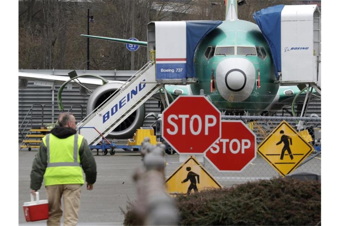 Boeing setzt Produktion von Unglücksflieger 737 Max aus Eine Boeing 737 MAX auf einem Flugfeld in den USA. Foto: Elaine Thompson/AP/dpa