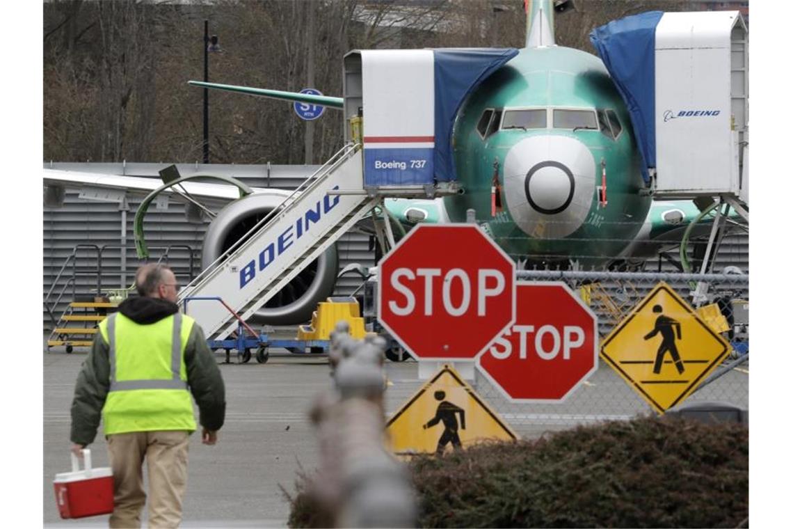 Eine Boeing 737 MAX auf einem Flugfeld in den USA. Foto: Elaine Thompson/AP/dpa