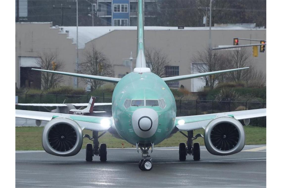 Eine Boeing 737 Max beim Anrollen für einen Testflug am Renton Municipal Airport (USA). Der angeschlagene Flugzeugbauer hat 25 Milliarden US-Dollar mit der Ausgabe von Anleihen bei Investoren eingesammelt. Foto: Ted S. Warren/AP/dpa