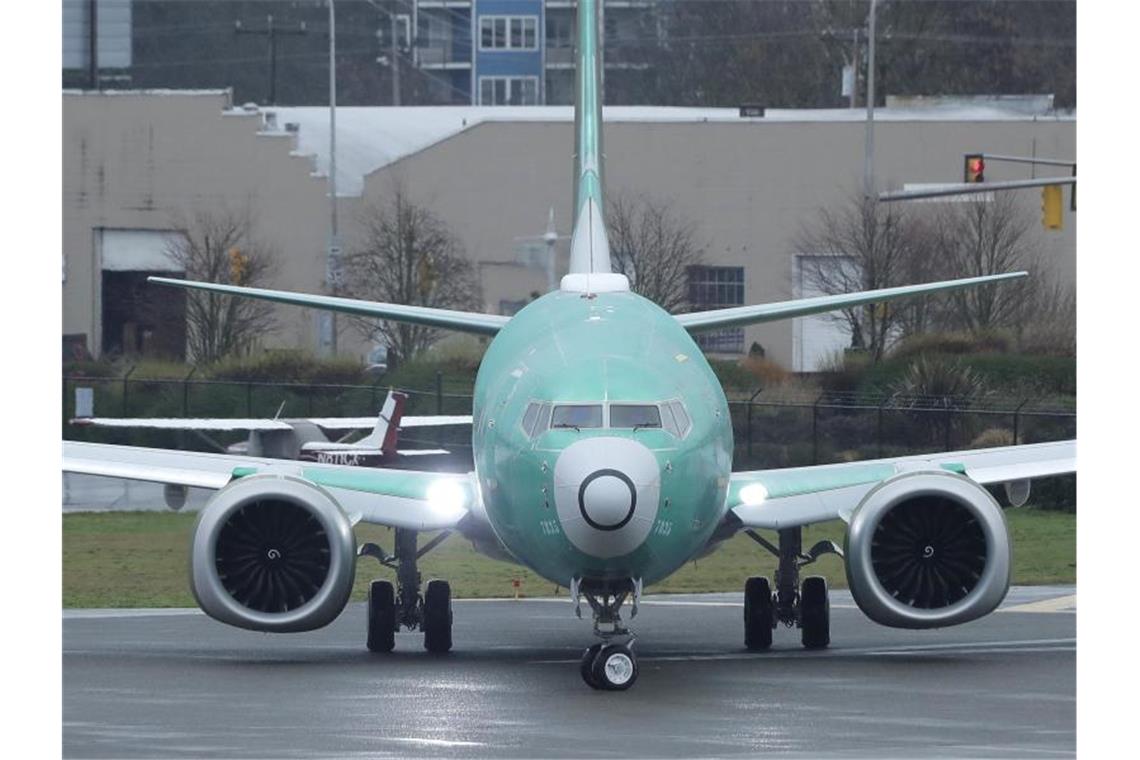 Eine Boeing 737 Max dreht sich beim Anrollen für einen Testflug am Renton Municipal Airport. Foto: Ted S. Warren/AP/dpa