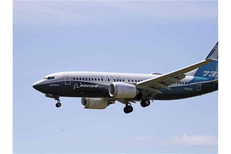 Eine Boeing 737 Max landet nach einem Testflug auf dem King County International Airport in Seattle. Foto: Elaine Thompson/AP/dpa