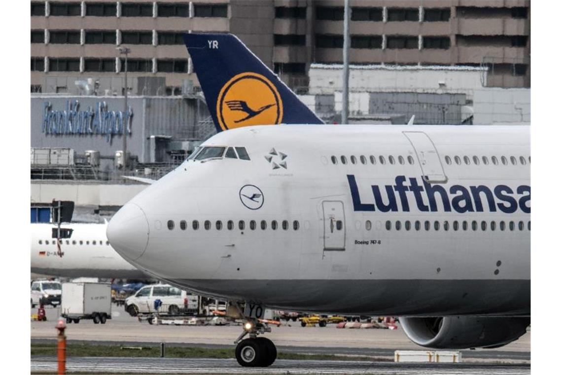 Eine Boeing 747 der Lufthansa rollt auf dem Flughafen Frankfurt zu ihrer Startposition. Foto: Boris Roessler/dpa