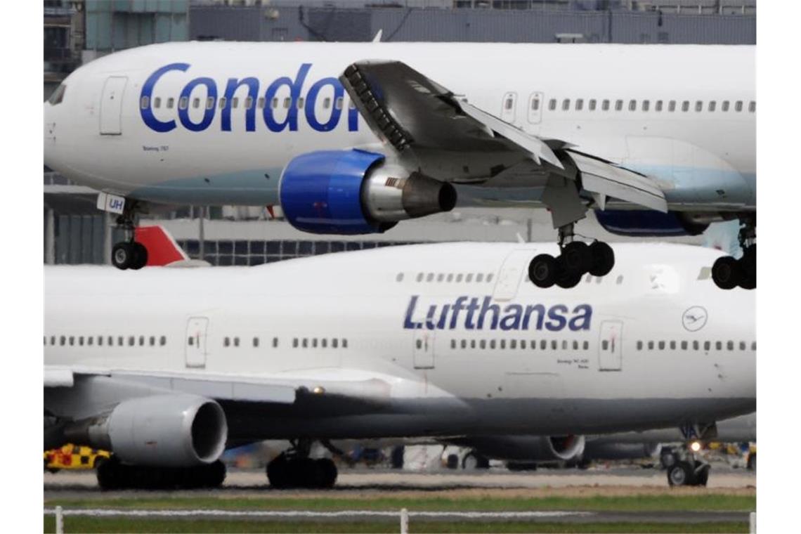 Lufthansa zerstreut Traum vom Condor-Deal Eine Boeing 747 der Lufthansa rollt in Frankfurt zu ihrer Parkposition, während eine Boeing 757 der Condor gerade landet. Foto: Boris Roessler