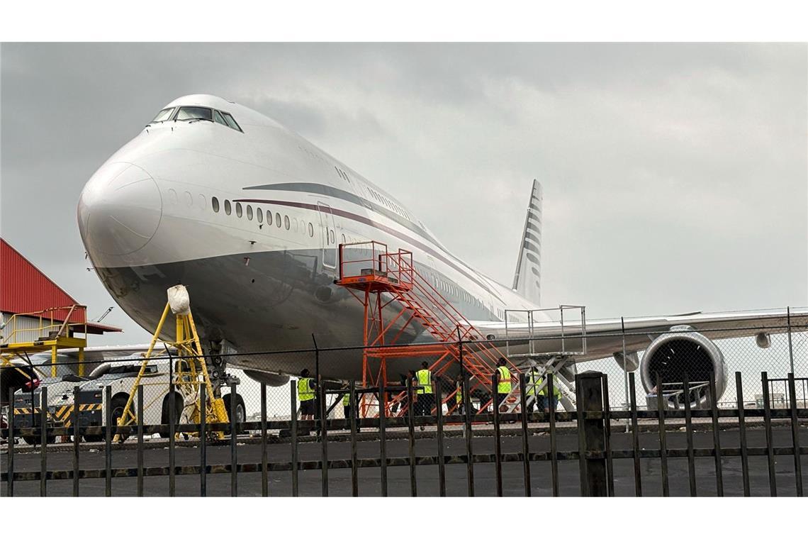 USA nehmen geschenkten Jumbojet von Katar offiziell an Eine Boeing 747 mit dem Farbschema der von der katarischen Königsfamilie verwendeten Flugzeuge war am Freitag, dem 2. Mai, auf dem internationalen Flughafen von San Antonio zu sehen
