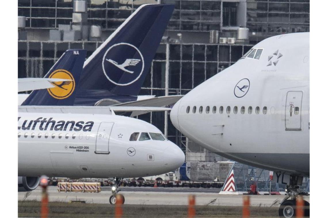 Eine Boeing 747 (r) und ein Airbus A-321 (l) der Lufthansa auf dem Frankfurter Flughafen. Teil des Kompromisses ist, dass alle von der WTO genehmigten Strafzölle der USA und der EU für fünf Jahre ausgesetzt werden. Foto: Boris Roessler/dpa