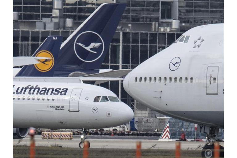 Eine Boeing 747 (r) und ein Airbus A-321 (l) der Lufthansa auf dem Frankfurter Flughafen. Teil des Kompromisses ist, dass alle von der WTO genehmigten Strafzölle der USA und der EU für fünf Jahre ausgesetzt werden. Foto: Boris Roessler/dpa