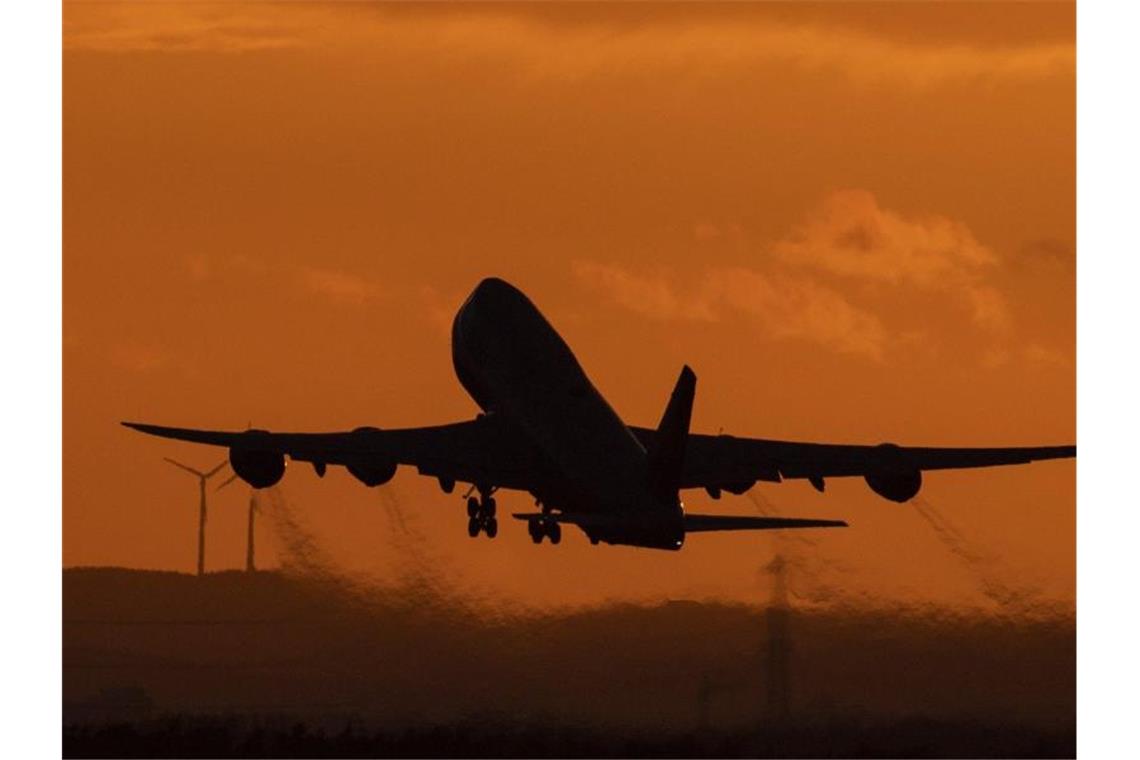 Eine Boeing 747 startet vom Flughafen Frankfurt aus in den Abendhimmel. Der US-Flugzeugbauer Boeing stellt die Produktion seines Jumbo-Jets 747 nach mehr als 50 Jahren ein. Foto: Boris Roessler/dpa