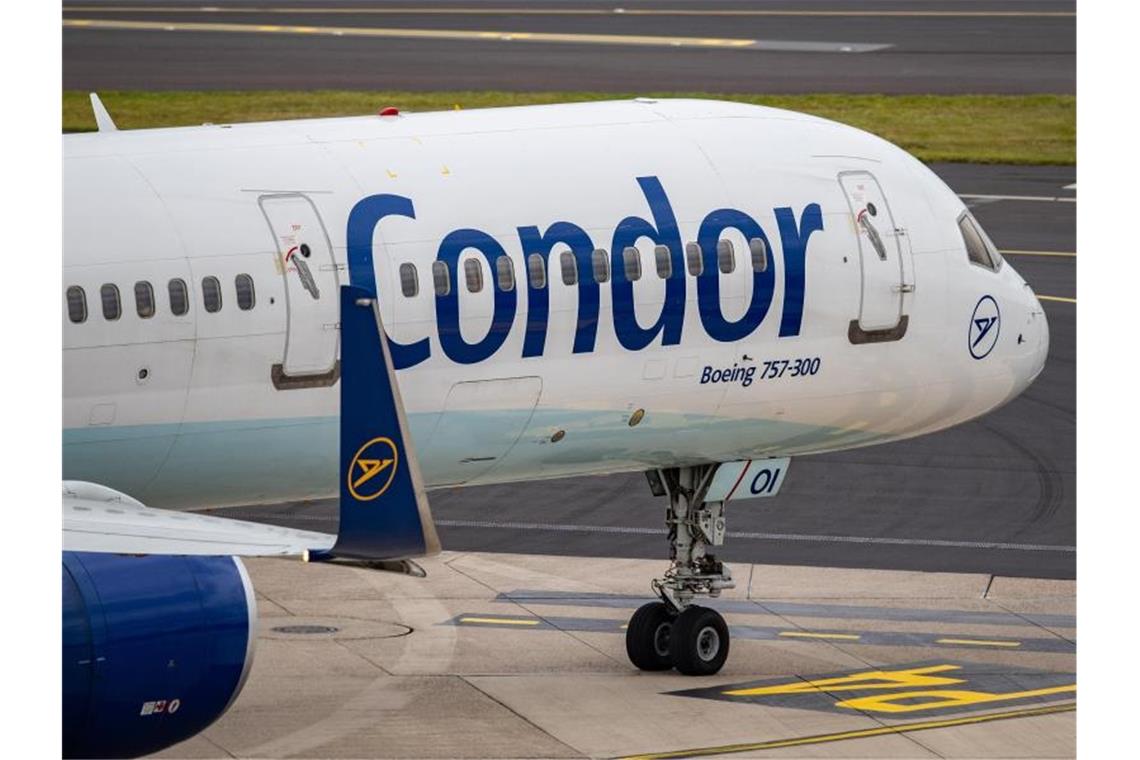 Eine Boeing 757-300 der Fluggesellschaft Condor rollt über das Vorfeld am Flughafen Düsseldorf. Foto: Marcel Kusch/dpa