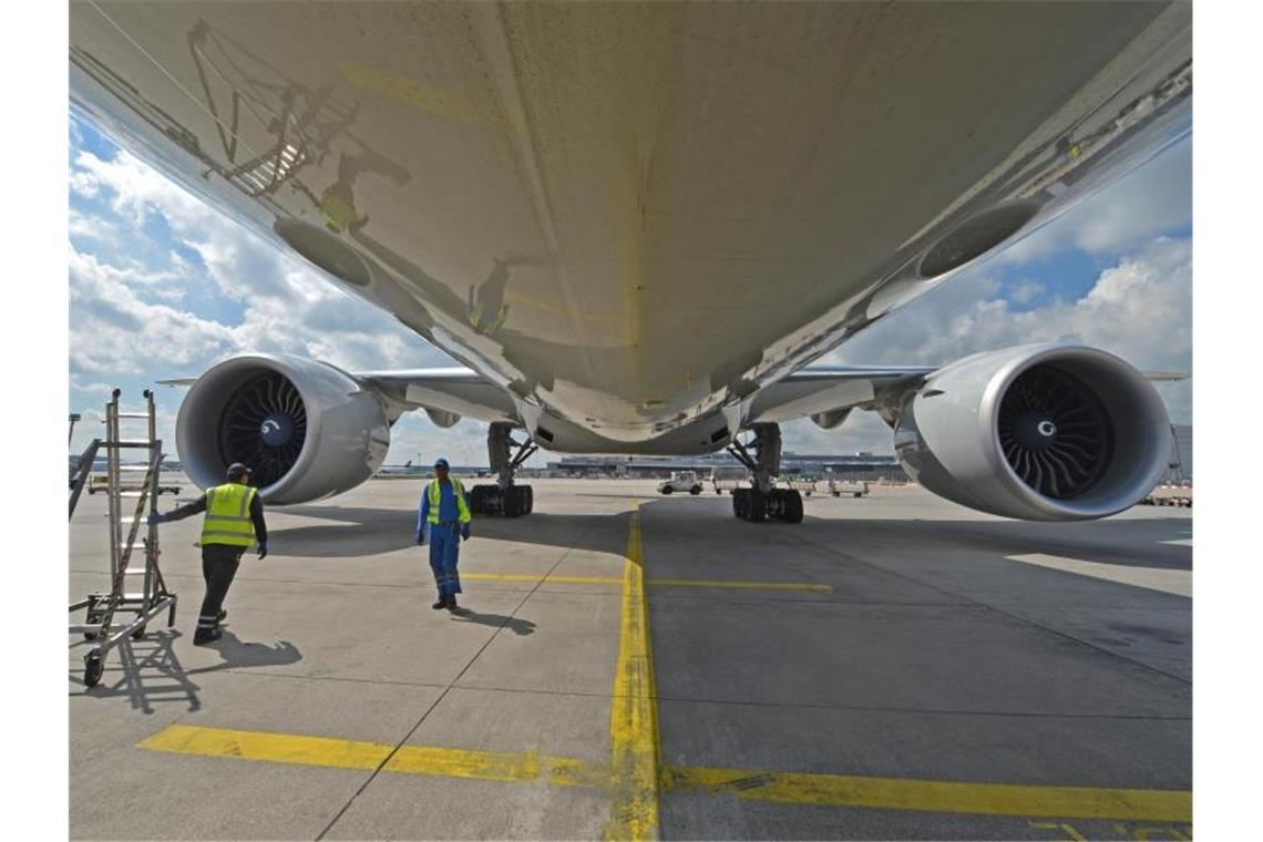 Triebwerksprobleme: Boeing verschiebt Einführung von 777-8 Eine Boeing 777 wird auf den Vorfeld des Frankfurter Flughafens für den nächsten Flug vorbereitet. Der Konzern hat den Zeitplan des Entwicklungsprogramms für die Variante 777-8 geändert. Foto: Alexander Heinl