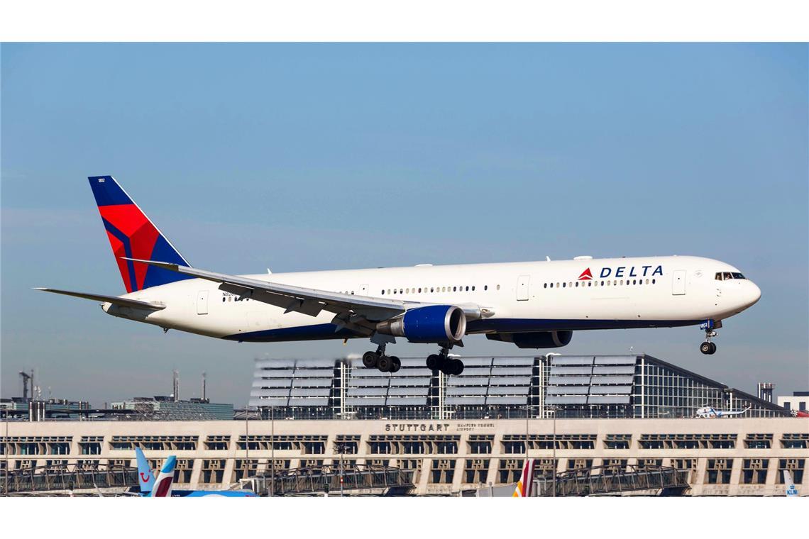 Eine Boeing der Delta Air Lines landet auf dem Flughafen Stuttgart. Ab Freitag drohen in den USA Flugausfälle (Symbolfoto).