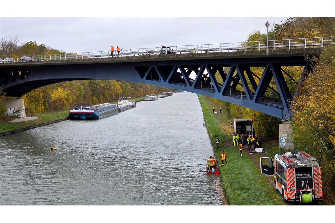 Auto stürzt in Mittellandkanal - viele Fragen bleiben offen Eine Boie markiert den Ort, an dem das Wrack im Mittellandkanal lag. Bis zu seiner Bergung war der Schiffsverkehr unterbrochen.