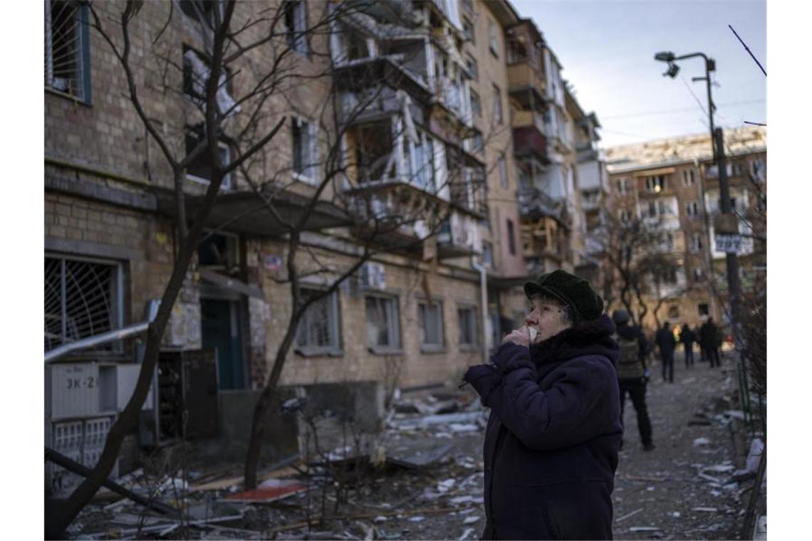 Russland wirft Kiew Angriffspläne auf Diplomaten vor Eine Bombe hat ein Wohnhaus beschädigt. Foto: Rodrigo Abd/AP/dpa