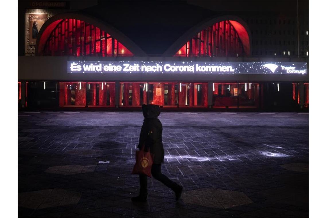 Eine Botschaft mit Zukunftsperspektive ist am Opernhaus in Dortmund zu lesen. Foto: Bernd Thissen/dpa