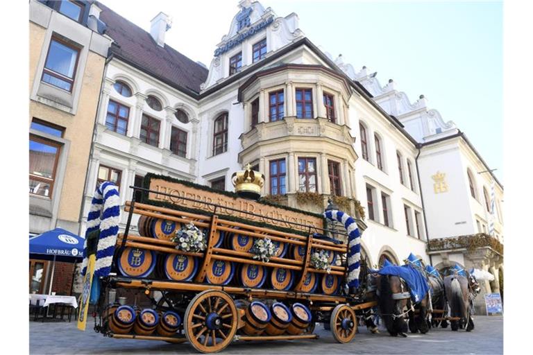 Eine Brauereikutsche steht vor dem Hofbräuhaus in München. Foto: Felix Hörhager/dpa