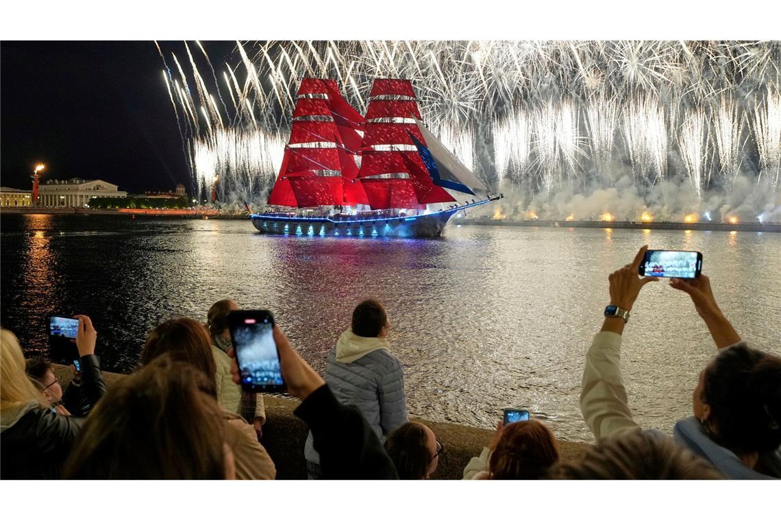 Bilder des Tages Eine Brigg, ein zweimastiges Segelschiff mit Rahsegeln an beiden Masten, fährt mit scharlachroten Segeln auf der Newa während der "Scarlet Sails"-Feierlichkeiten. Die "Scarlet Sails" ("Purpurne Segel") sind ein Fest, mit dem die russische Stadt St. Petersburg jedes Jahr die Schulabgänger feiert.
