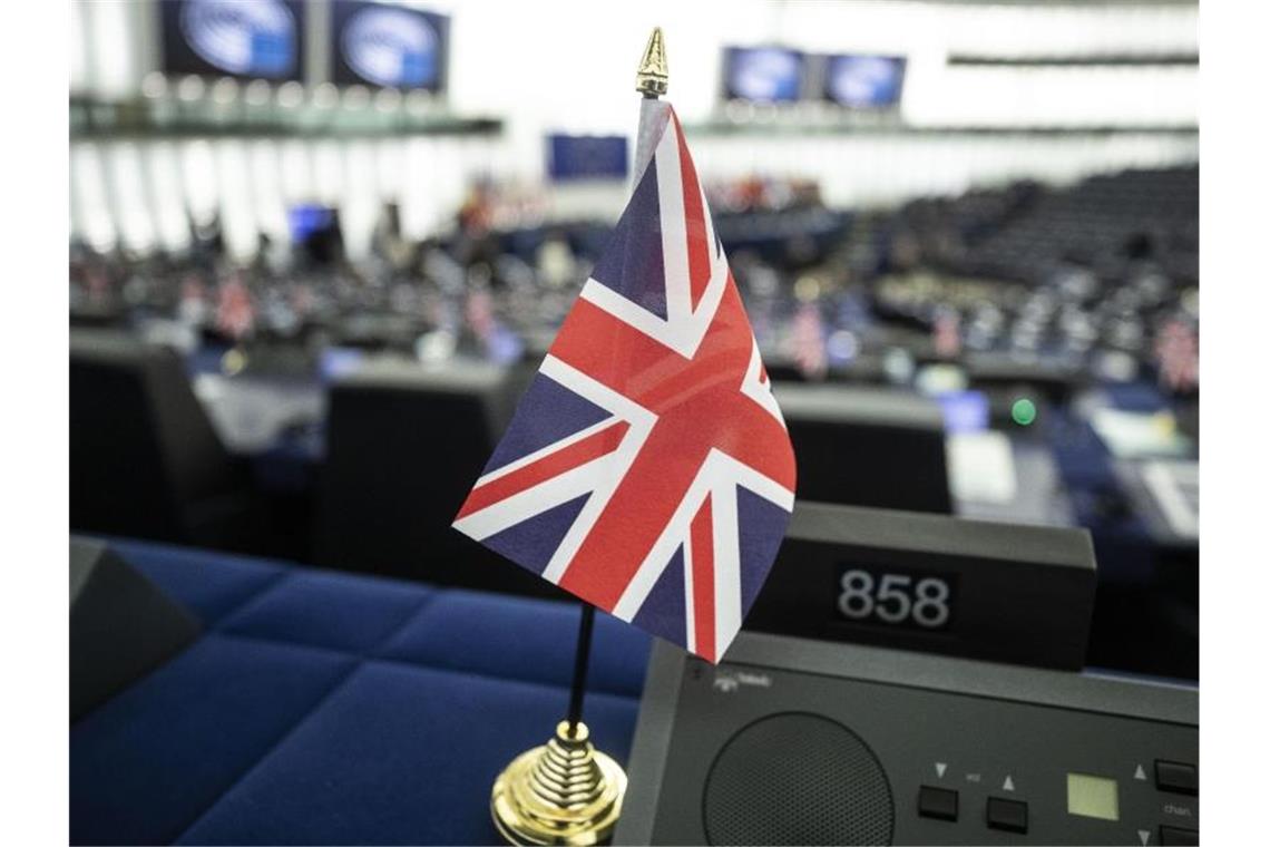 Eine britische Fahne, auch Union Jack genannt, steht im Europäischen Parlament. Foto: Jean-Francois Badias/AP/dpa