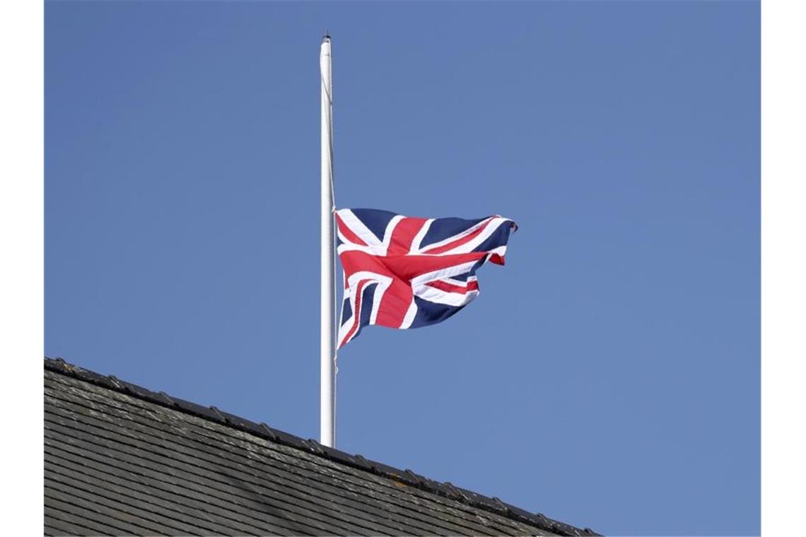 Eine britische Flagge auf halbmast (nahe der Stadt Liverpool). Foto: Scott Heppell/Pool AP/dpa