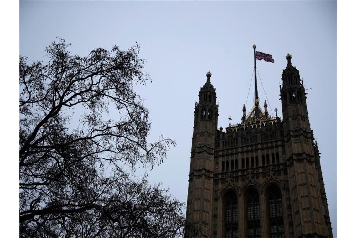 Kritik an UK-Ausstieg aus Erasmus-Austauschprogramm Eine britische Nationalflagge weht auf den Houses of Parliament am Morgen nach dem vollständigen Austritt Großbritanniens aus der Europäischen Union. Foto: Matt Dunham/AP/dpa
