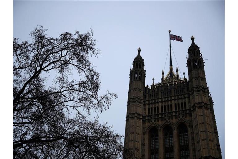 Eine britische Nationalflagge weht auf den Houses of Parliament am Morgen nach dem vollständigen Austritt Großbritanniens aus der Europäischen Union. Foto: Matt Dunham/AP/dpa