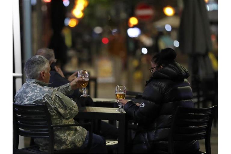 Eine britische Studie zeigt auf, in welchen Berufen (zu) viel getrunken wird. Foto: Frank Augstein/AP/dpa