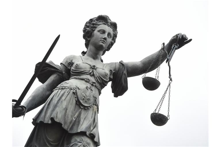 Eine Bronze-Plastik der römischen Göttin der Gerechtigkeit, Justitia. Foto: picture alliance/dpa/Symbolbild