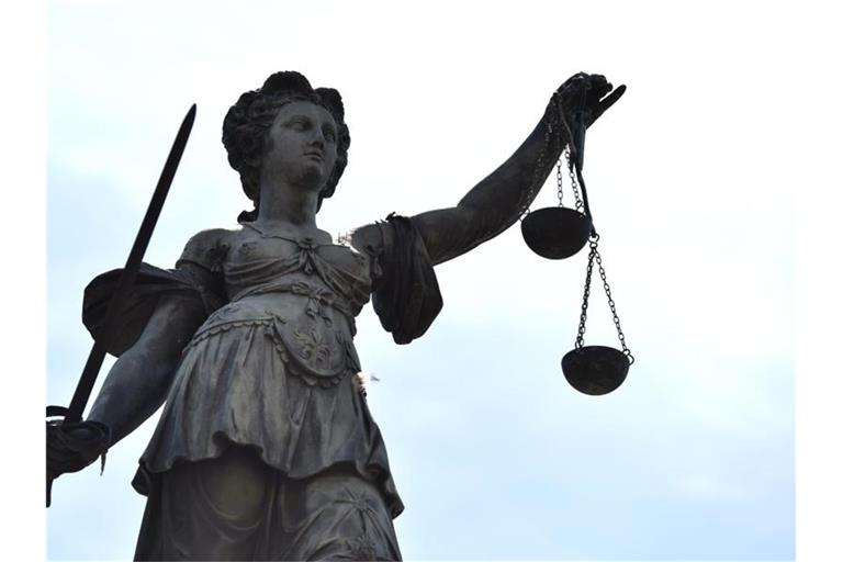 Eine Bronzestatue der Justitia. Foto: picture alliance/Arne Dedert/dpa/Symbolbild