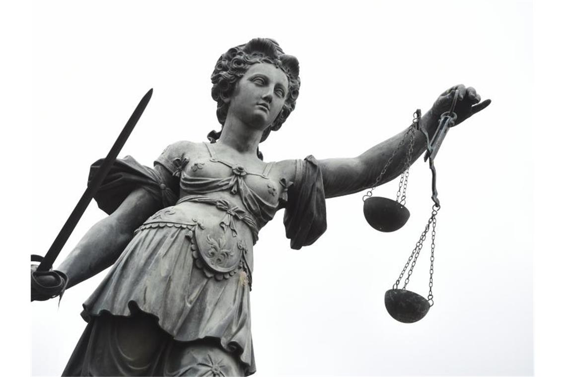 Kameras in Umkleidekabinen: Mann in U-Haft Eine Bronzestatue der Justitia steht in Frankfurt am Main. Foto: Arne Dedert/Archiv